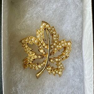 Pin, leaf design